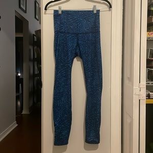 LULULEMON LEGGINGS. SIZE 4 with lattice design.